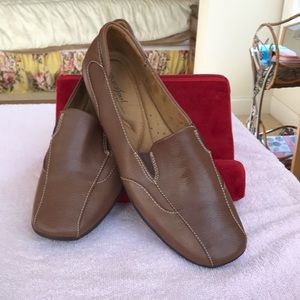 Light brown 1/2 rubber wedge. Made for comfort .